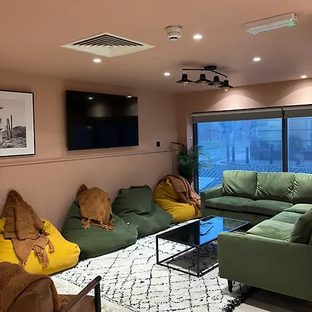 For Students Only Ensuites With Shared Kitchen At Vibrant Byrom Point Retreat With Gym, Study Room And Social Lounge In Liverpool Exterior photo