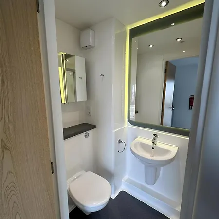 For Students Only Ensuites With Shared Kitchen At Vibrant Byrom Point Retreat With Gym, Study Room And Social Lounge In Liverpool Exterior photo