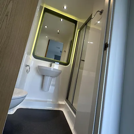 For Students Only Ensuites With Shared Kitchen At Vibrant Byrom Point Retreat With Gym, Study Room And Social Lounge In Liverpool Exterior photo