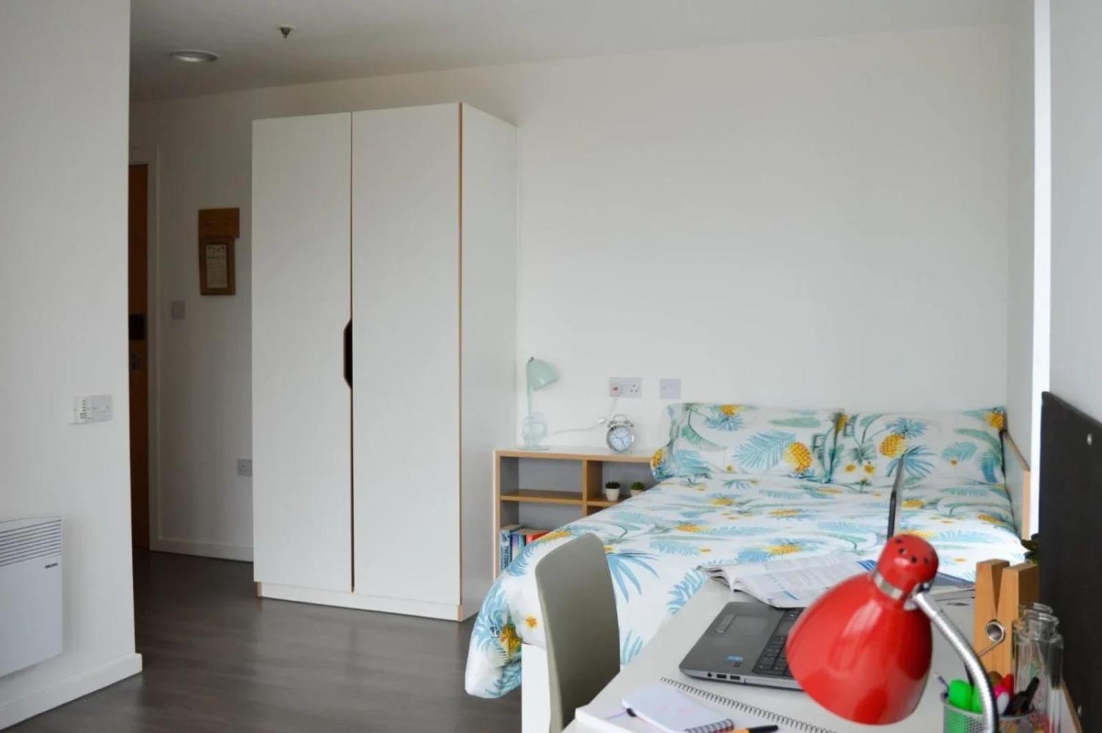 Apartment For Students Only Ensuites With Shared Kitchen At Vibrant Byrom Point Retreat With Gym, Study And Social Lounge In