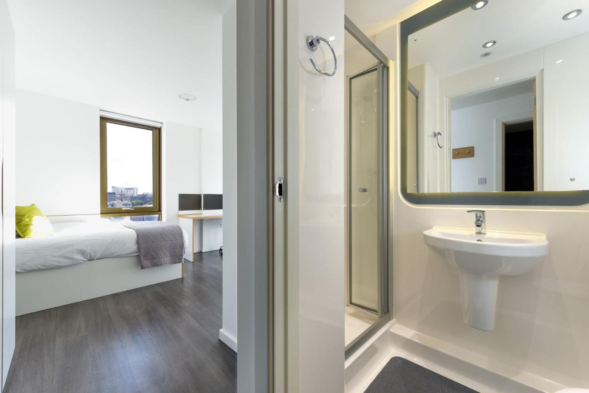 Apartment For Students Only Ensuites With Shared Kitchen At Vibrant Byrom Point Retreat With Gym, Study And Social Lounge In Liverpool