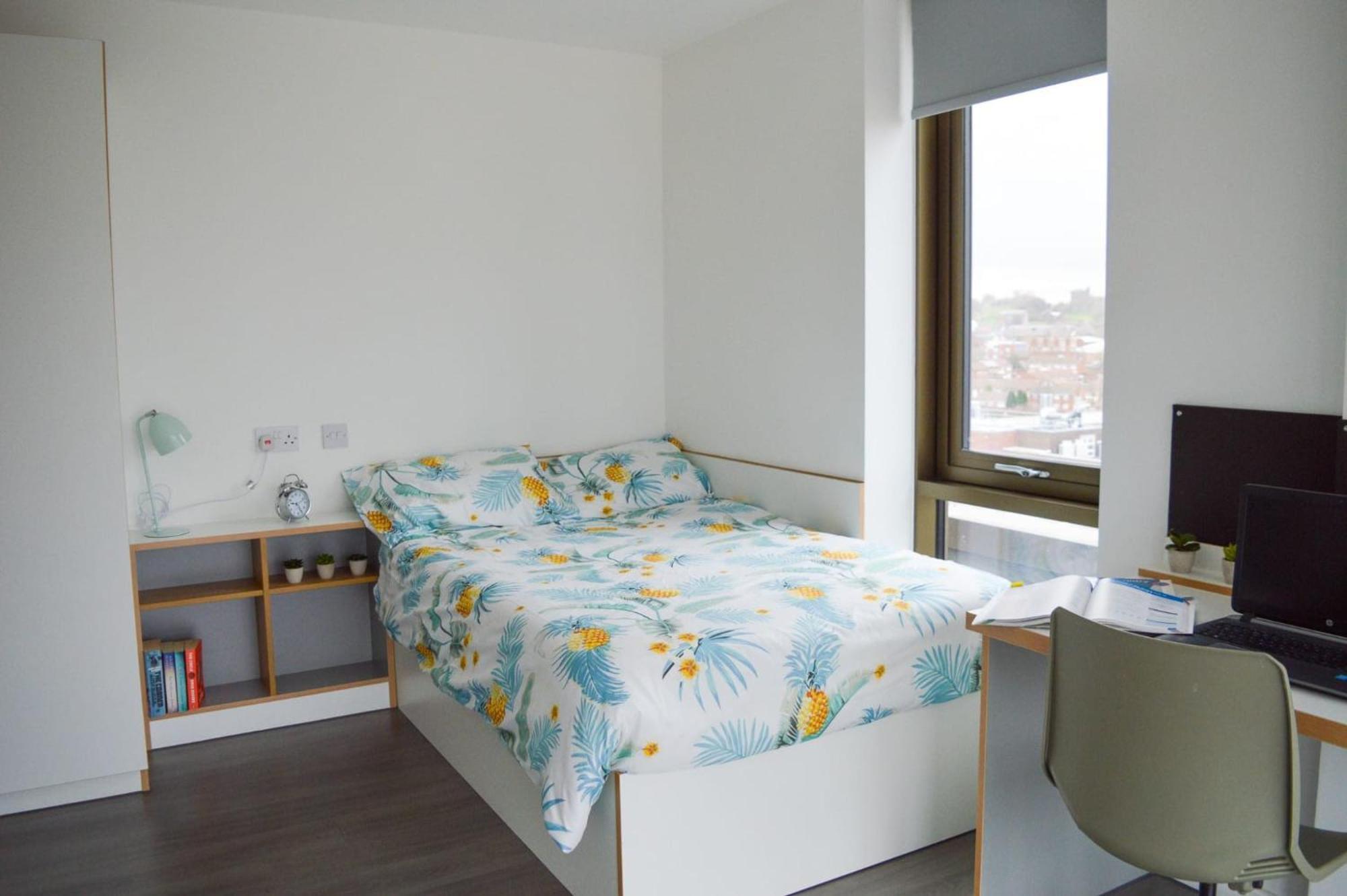 Apartment For Students Only Ensuites With Shared Kitchen At Vibrant Byrom Point Retreat With Gym, Study And Social Lounge In Liverpool