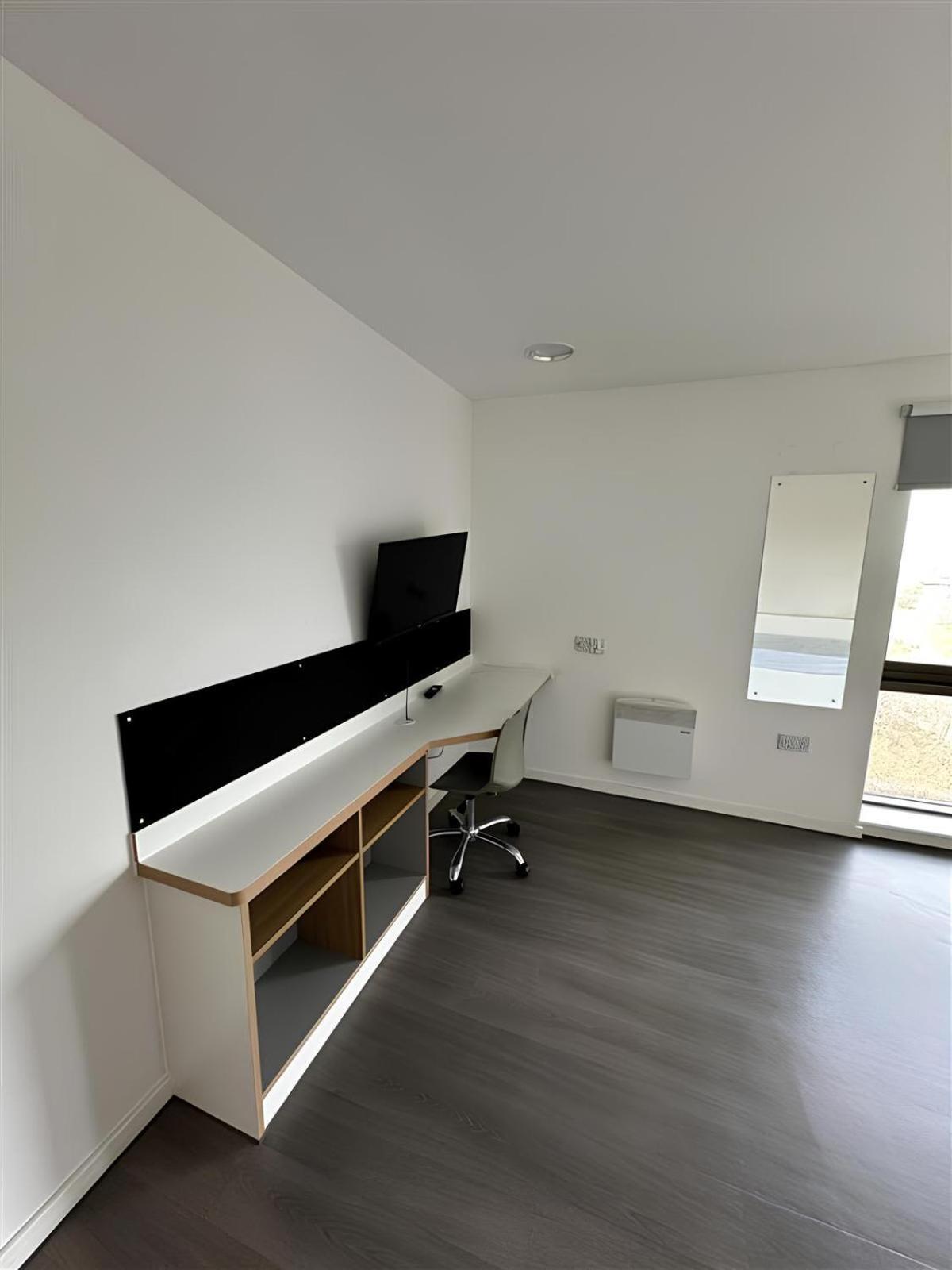 For Students Only Ensuites With Shared Kitchen At Vibrant Byrom Point Retreat With Gym, Study And Social Lounge In Liverpool