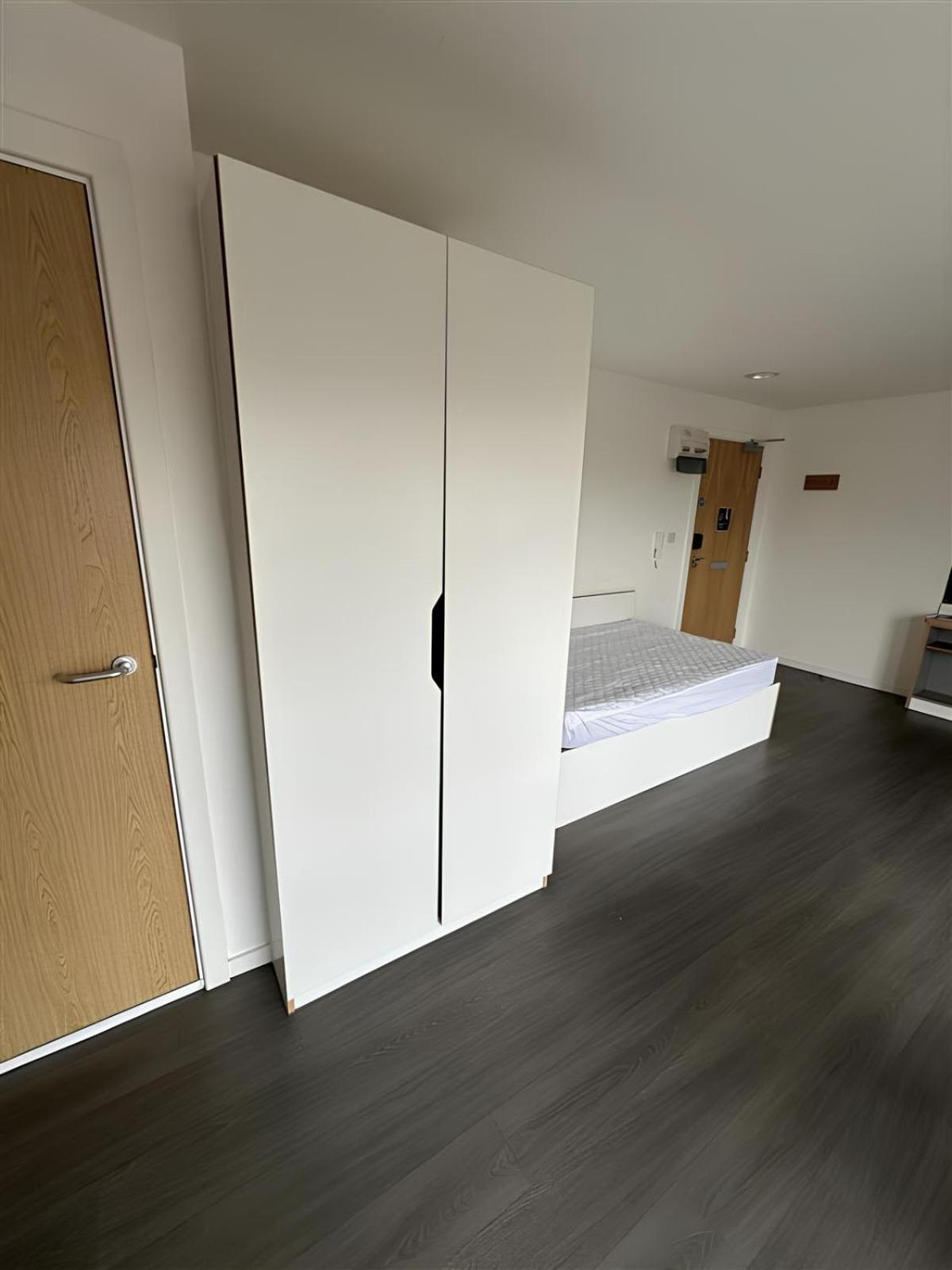For Students Only Ensuites With Shared Kitchen At Vibrant Byrom Point Retreat With Gym, Study And Social Lounge In Apartment *