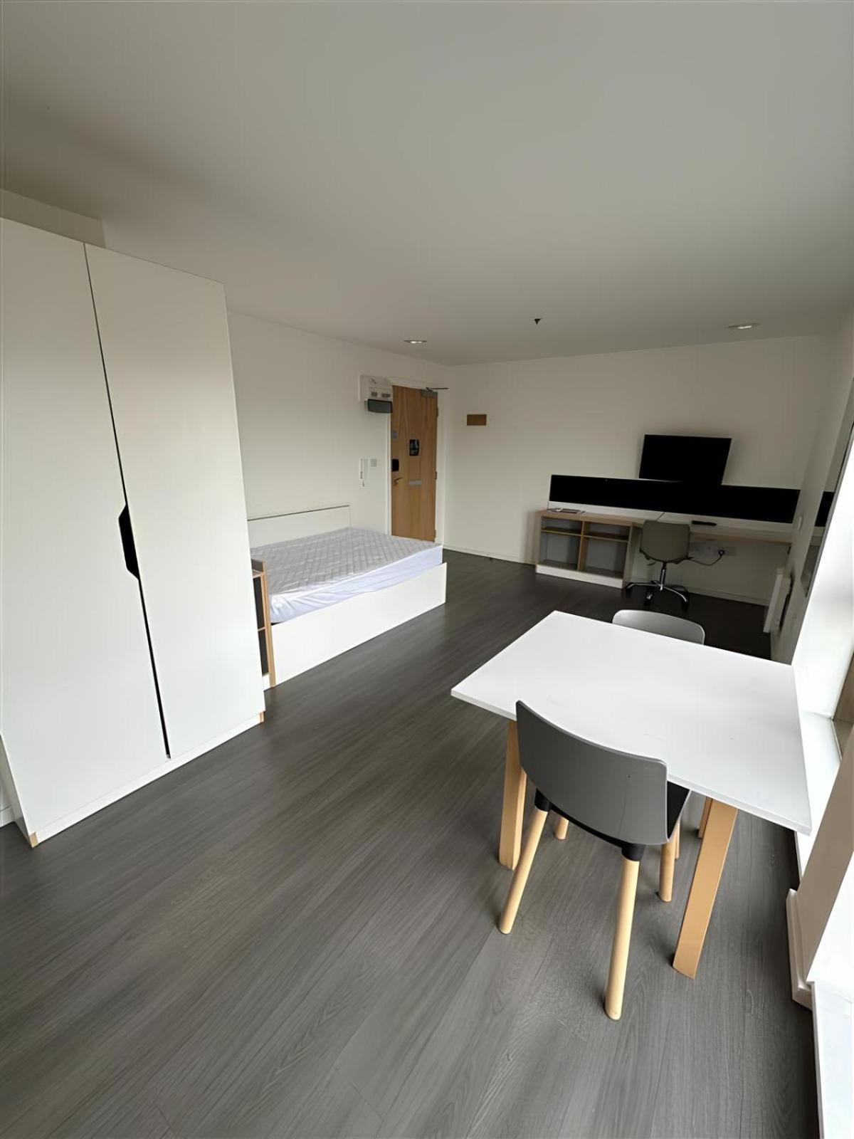 For Students Only Ensuites With Shared Kitchen At Vibrant Byrom Point Retreat With Gym, Study And Social Lounge In Liverpool
