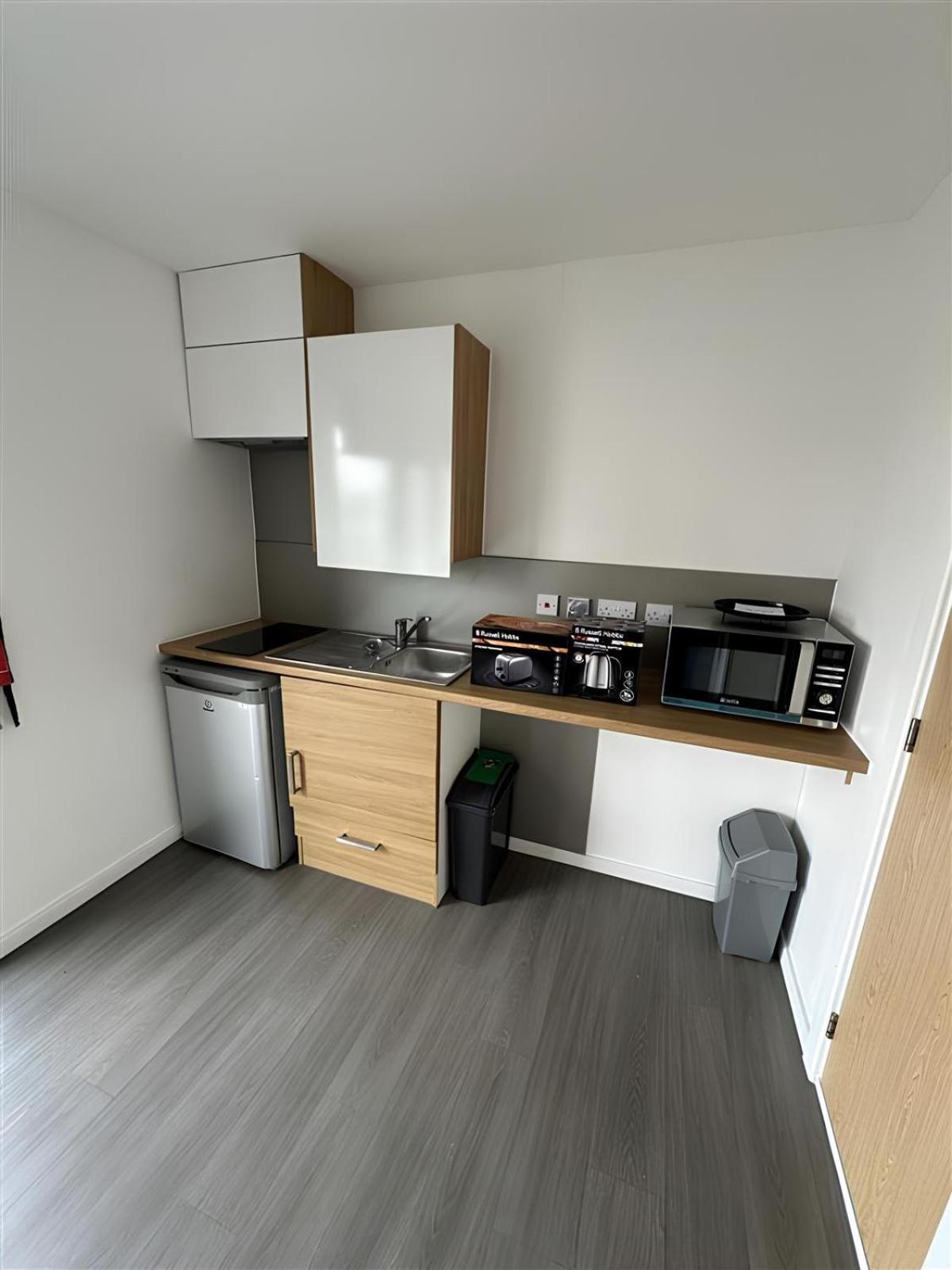 For Students Only Ensuites With Shared Kitchen At Vibrant Byrom Point Retreat With Gym, Study And Social Lounge In