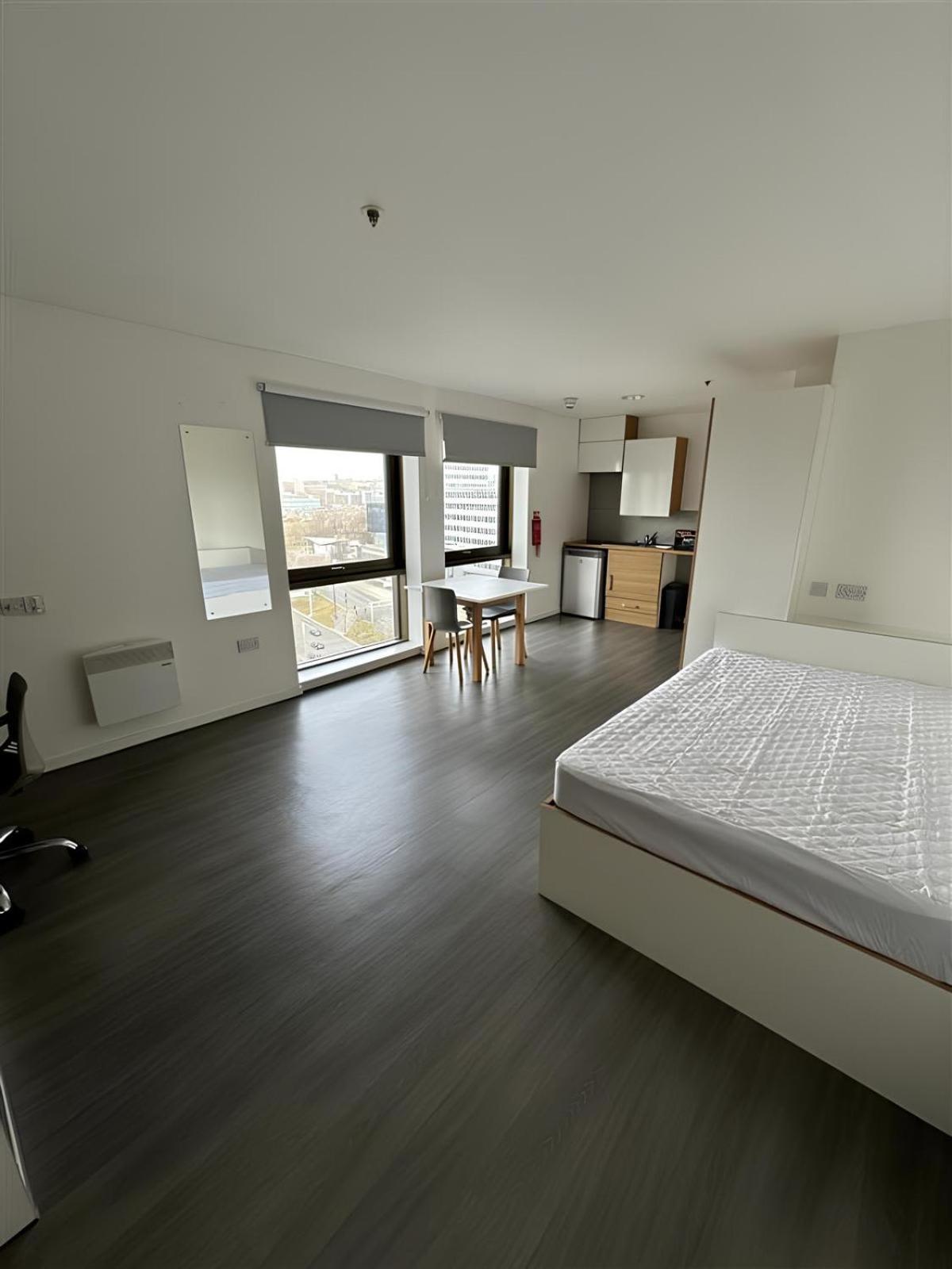 Apartment For Students Only Ensuites With Shared Kitchen At Vibrant Byrom Point Retreat With Gym, Study And Social Lounge In